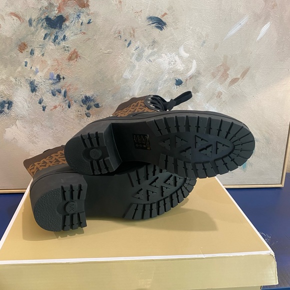 NEW - Michael Kors Brea Bootie Black and Brown Lace-Up Boots. Durable beauty! - Picture 5 of 10